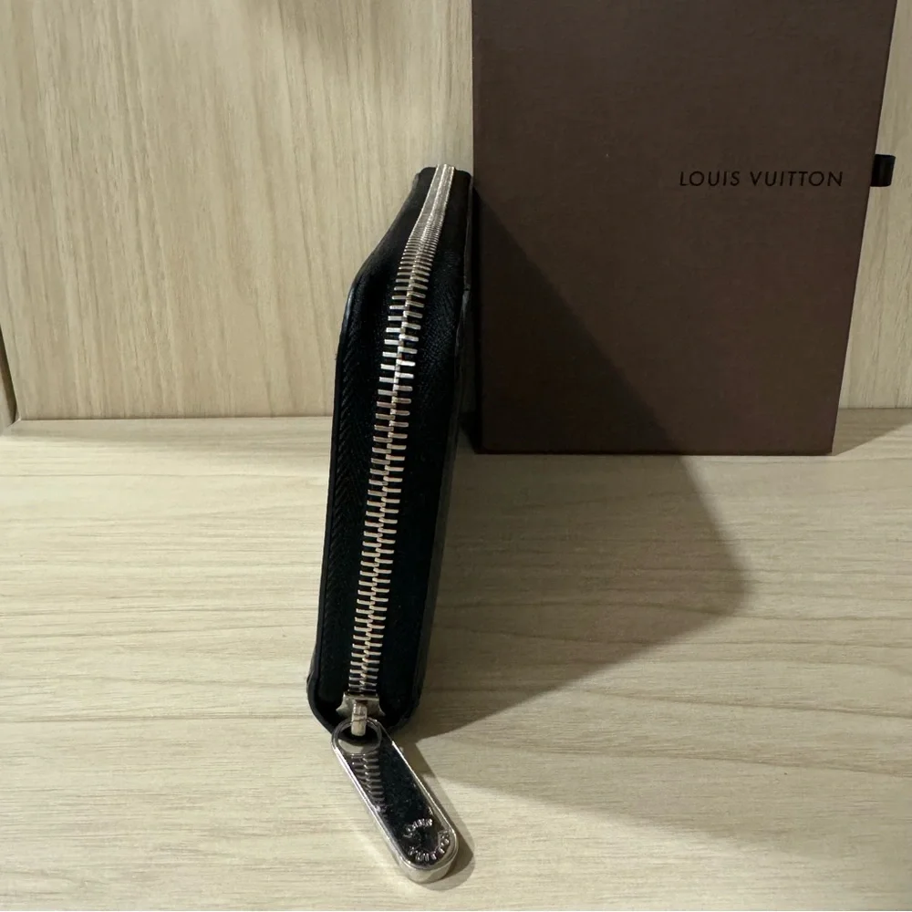 24 hour sale! Only $575 Beautiful Louis Vuitton Zippy Wallet - Picture 4 of 10